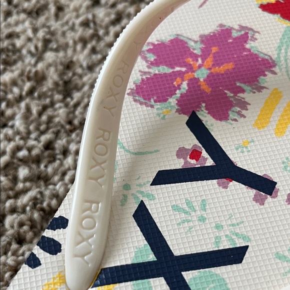 SOLD.    2pair Roxy flip flops - Picture 4 of 5